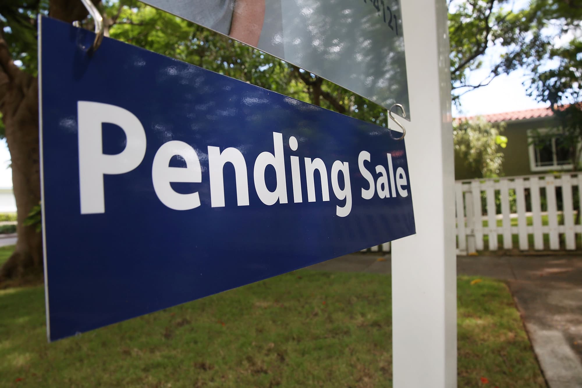 Homebuyers sign fewer contracts in July amid high prices
