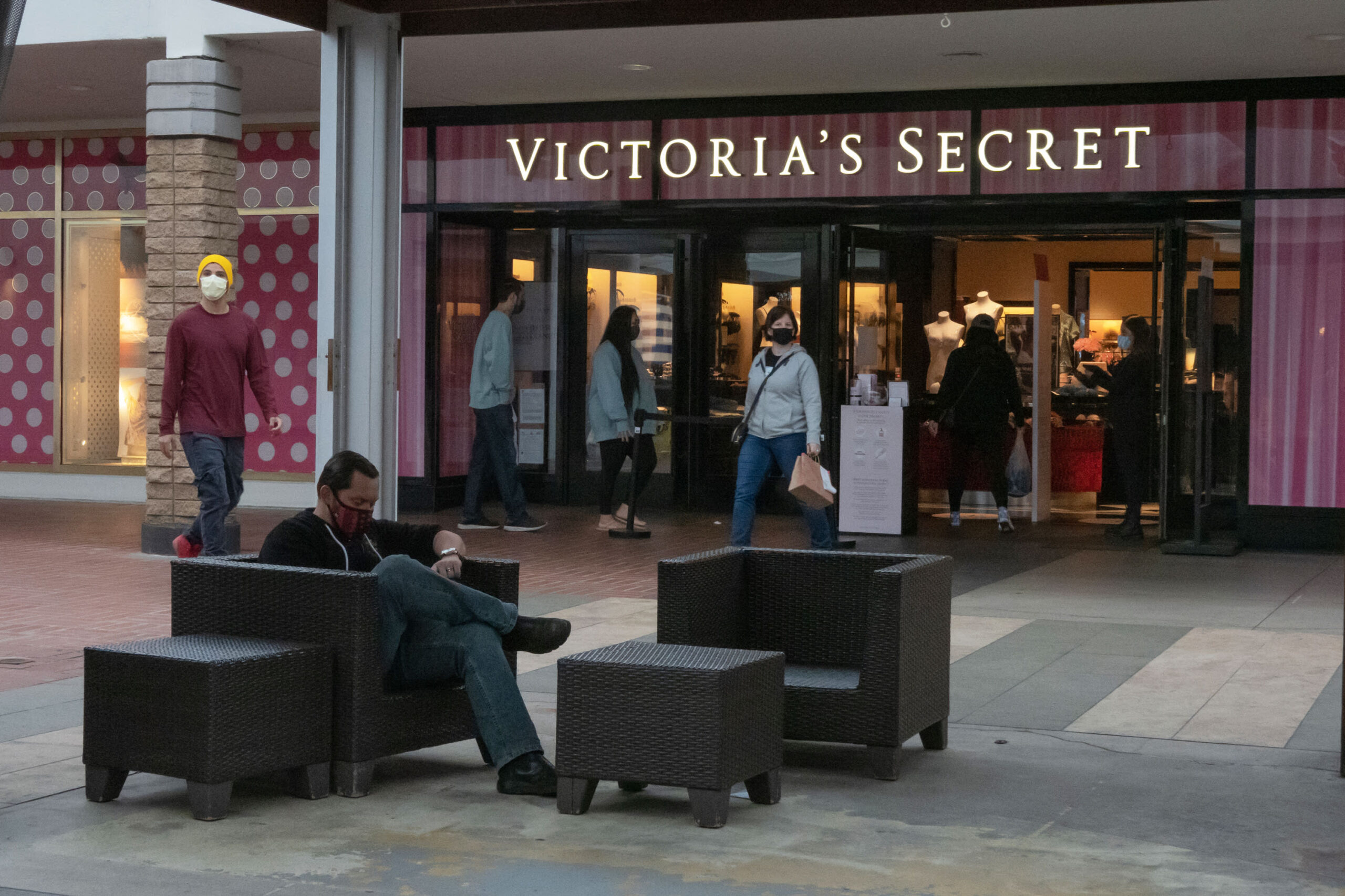Victoria’s Secret shares tumble, Bath & Body Works rises after earnings reports
