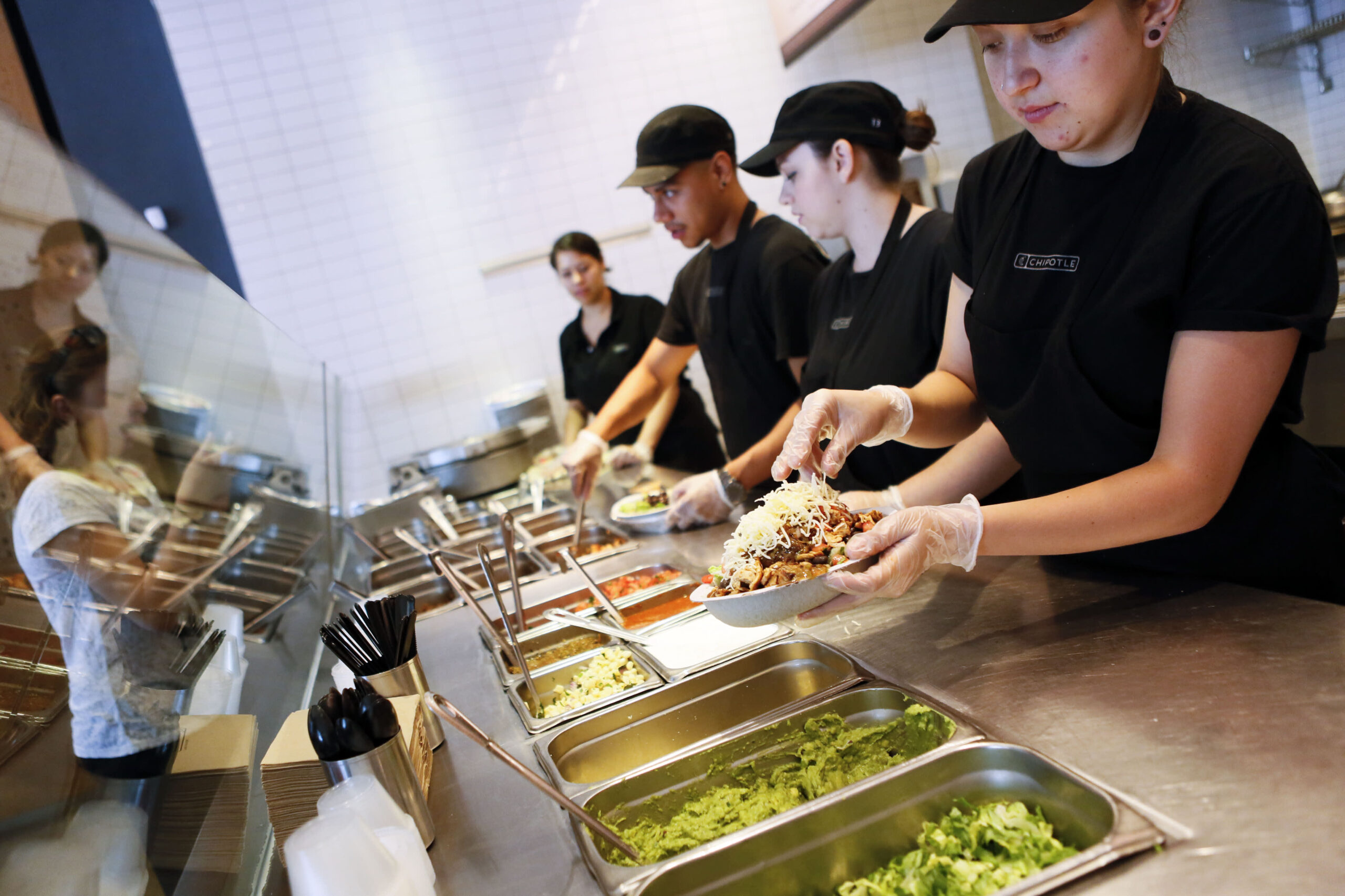 Higher restaurant wages whack profits—some warn more pain is still ahead