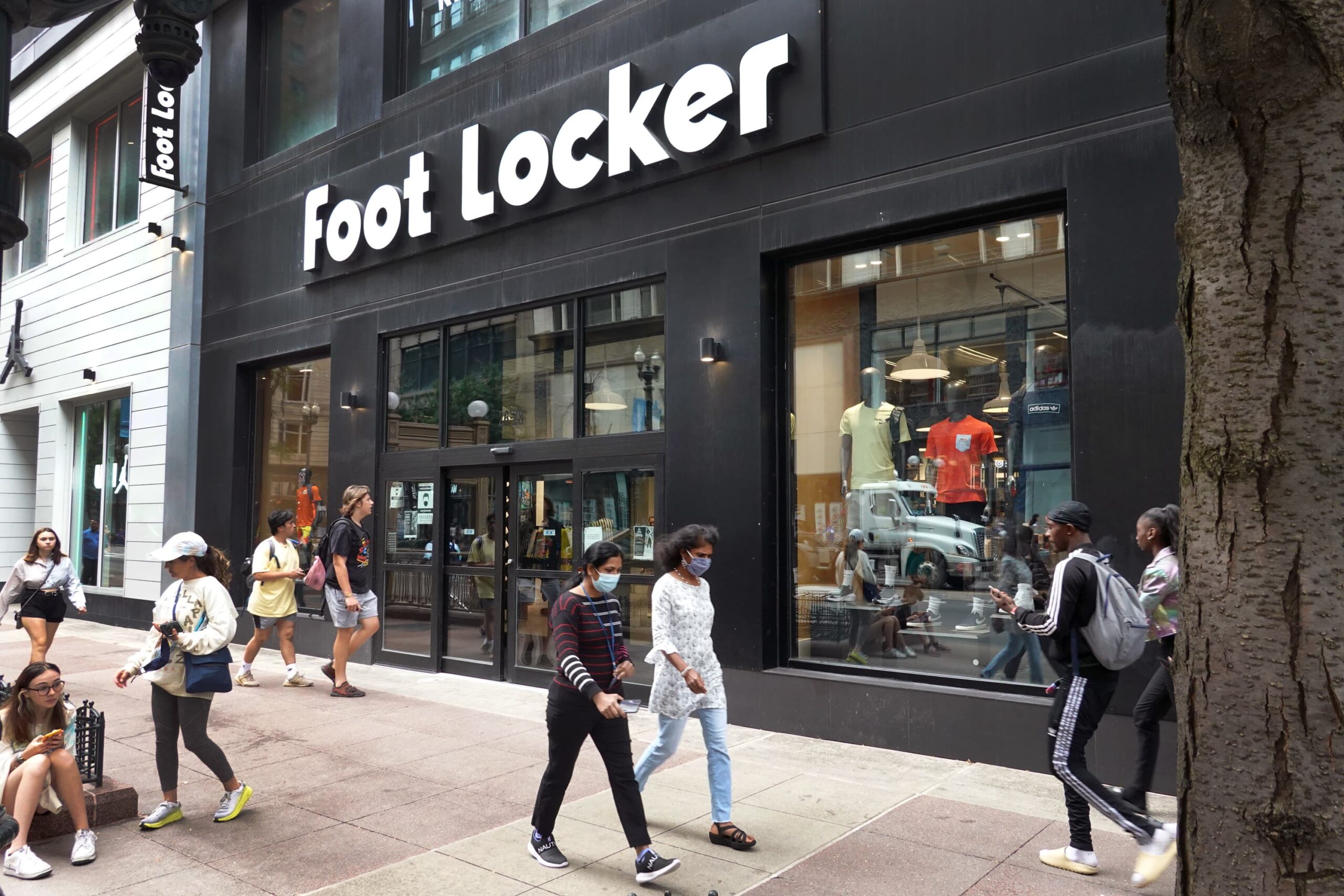 Foot Locker (FL) reports Q4 2021 earnings