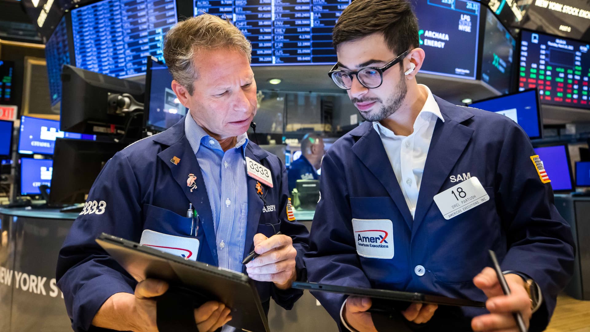 Stocks rebound, buoyed by strong economic data and chip stocks