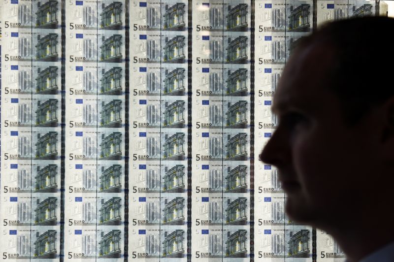 Euro rises to month-high versus dollar, yen recovers By Reuters