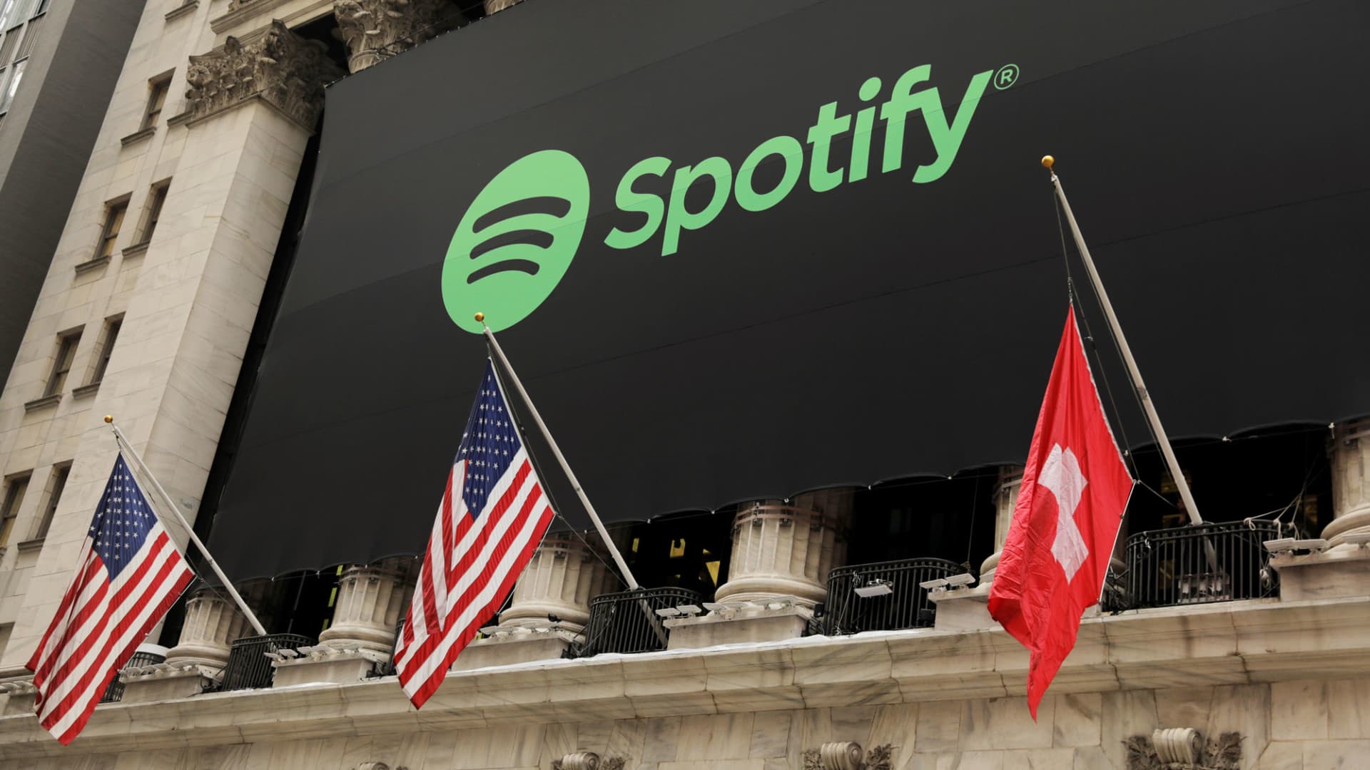 Top Wall Street analysts say buy Apple & Netflix