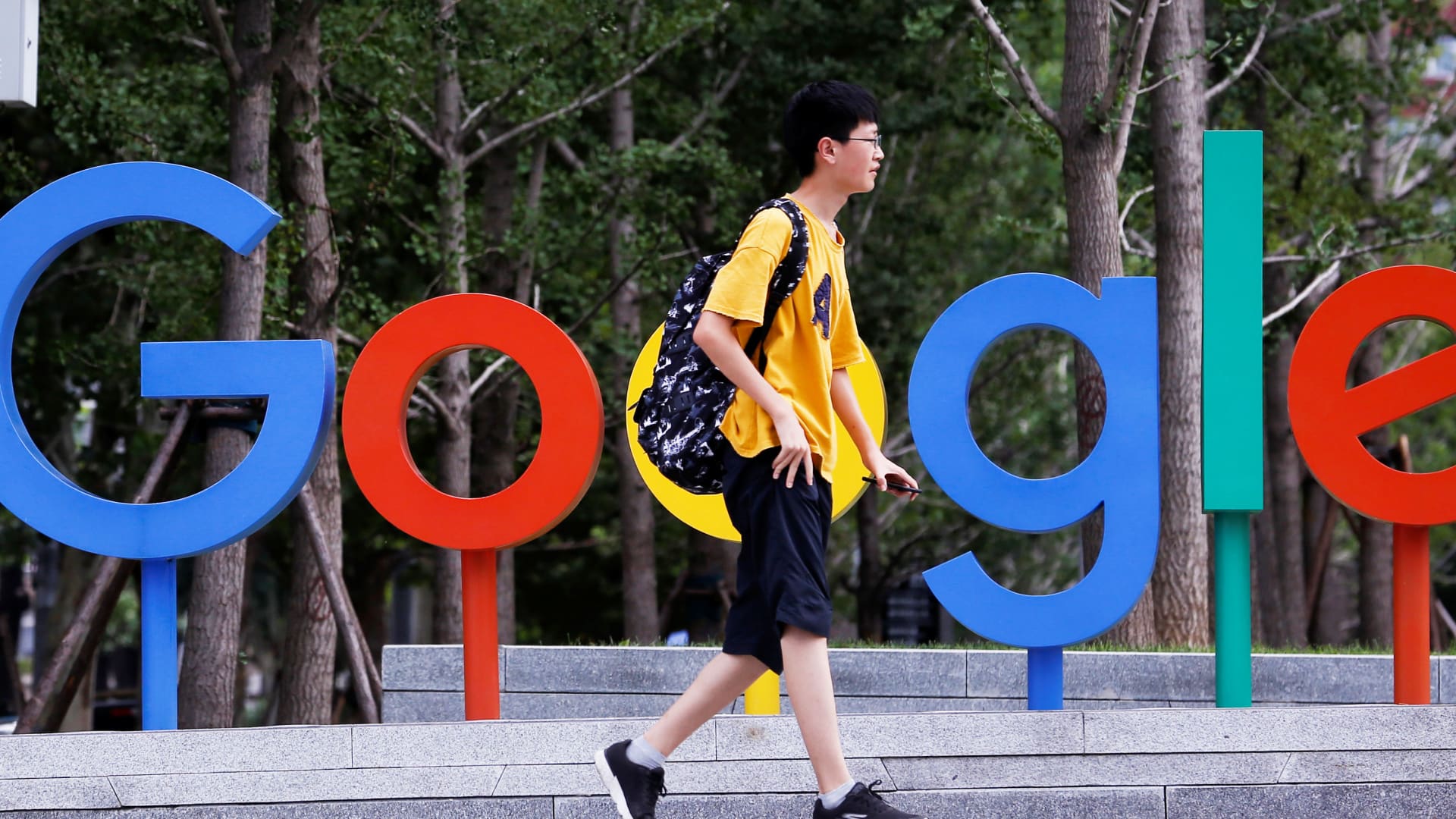 Wall Street analysts are bullish on Alphabet & Microsoft